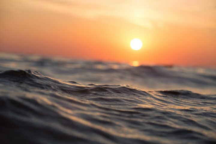 Sonnenuntergang Kreuzfahrtschiff auf dem Meer
