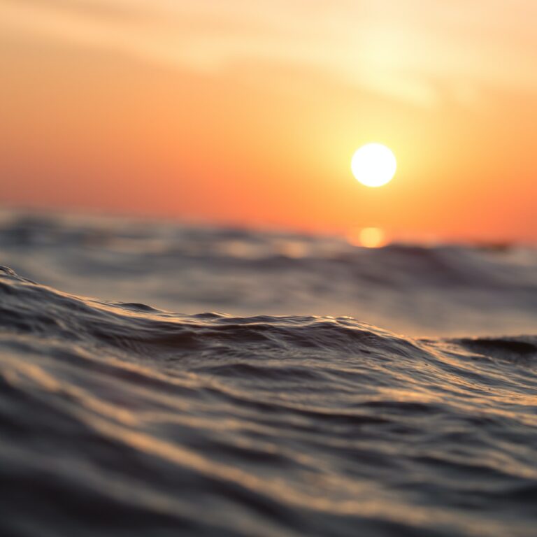 Sonnenuntergang Kreuzfahrtschiff auf dem Meer